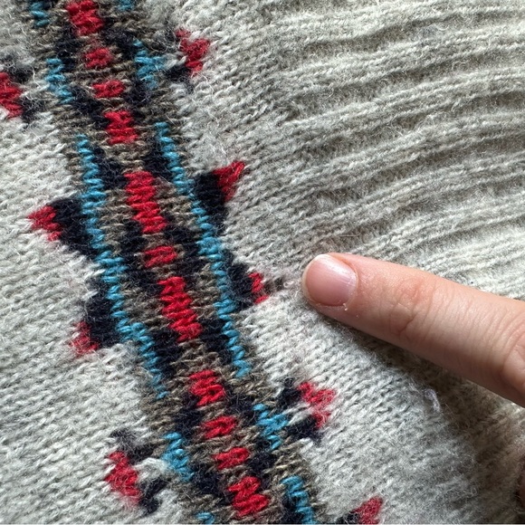 AE 🦅 Women's Light Grey Striped Sweater - Picture 6 of 6